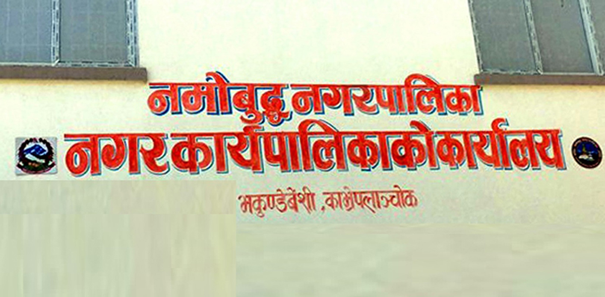 नगरपालिकाद्वारा महिलालाई स्कुटर चलाउने तालीम